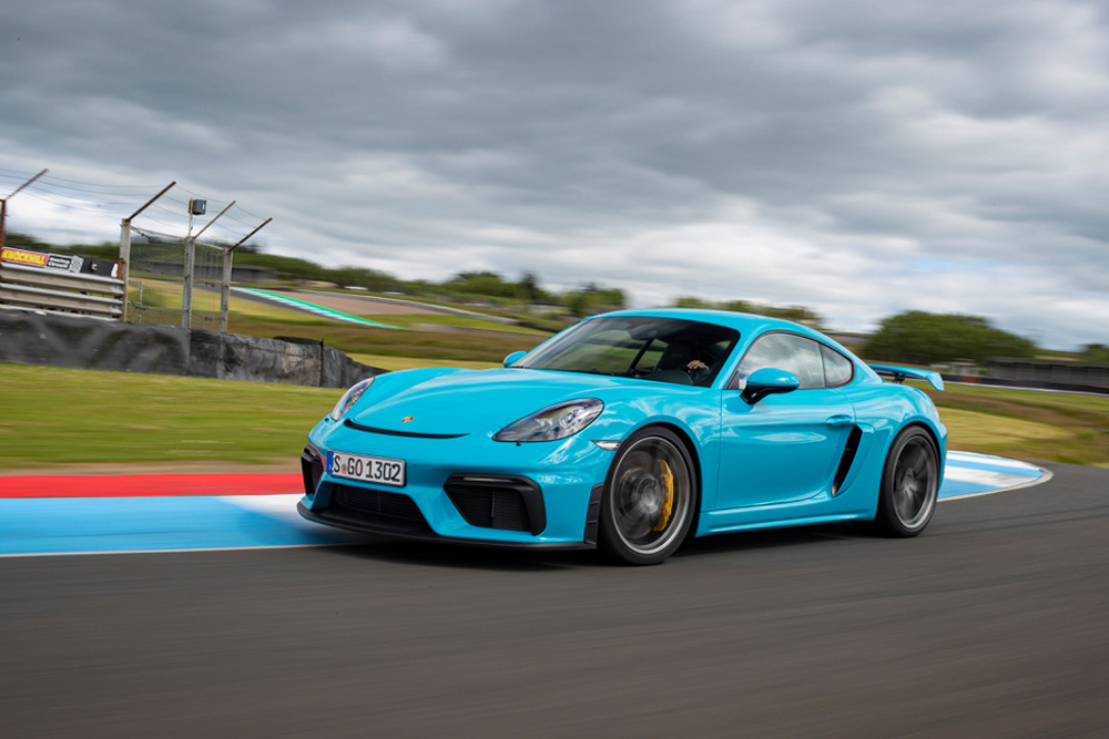 乗った瞬間病みつきになる。ポルシェ・新型ケイマンの魔力 | Forbes