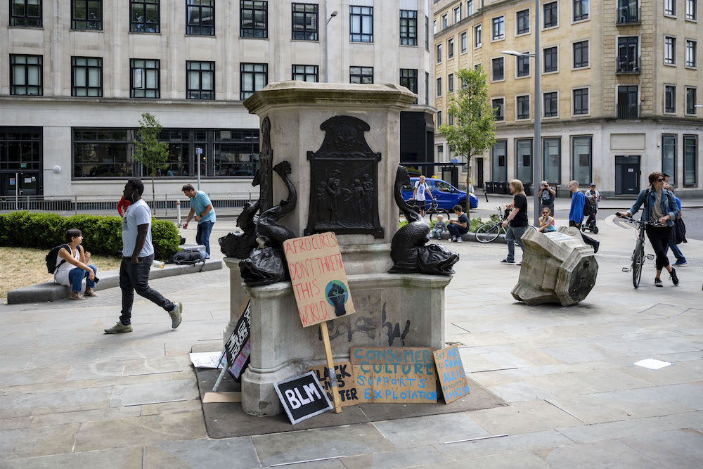 人種差別抗議デモで広がる銅像撤去 バンクシーの故郷・英ブリストルの