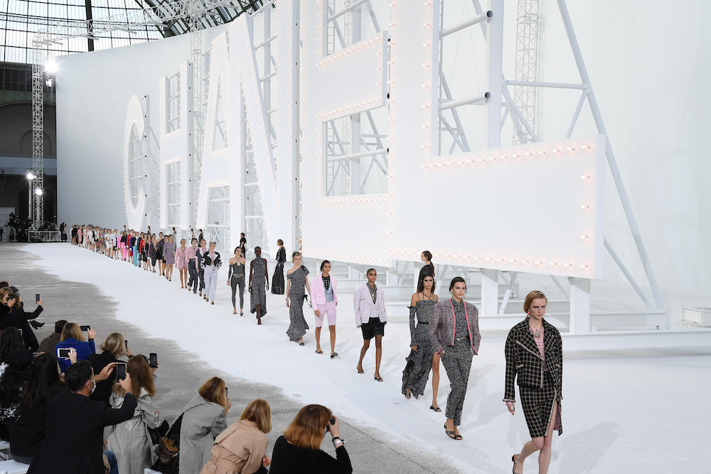 シャネルが新CEOを任命、業界では外部からのトップ起用が続く | Forbes