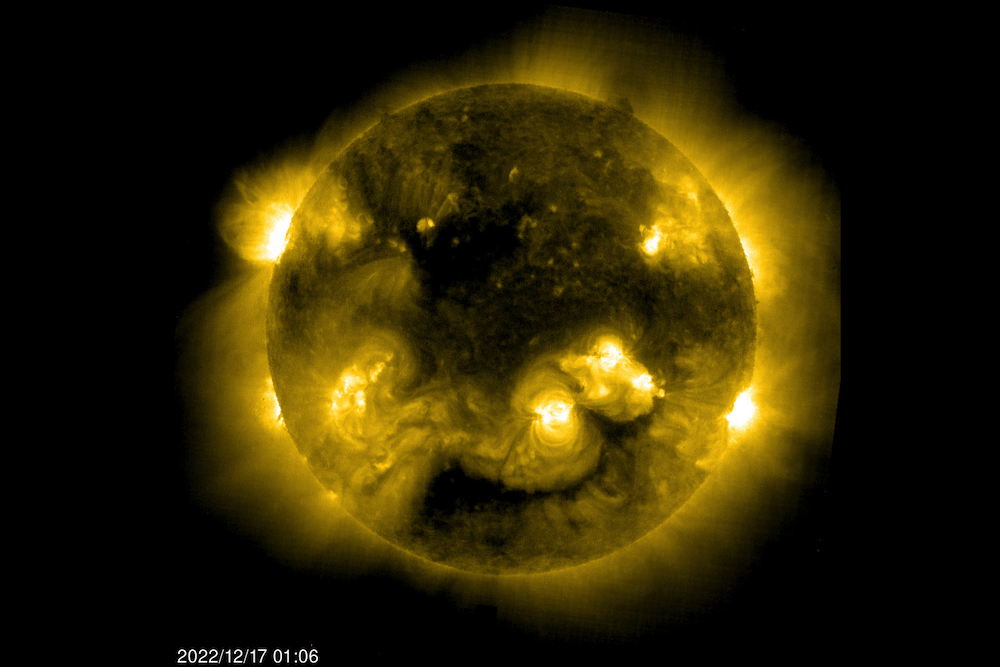 太陽に黒点が複数出現、少なくとも8つの太陽フレアを放出 | Forbes