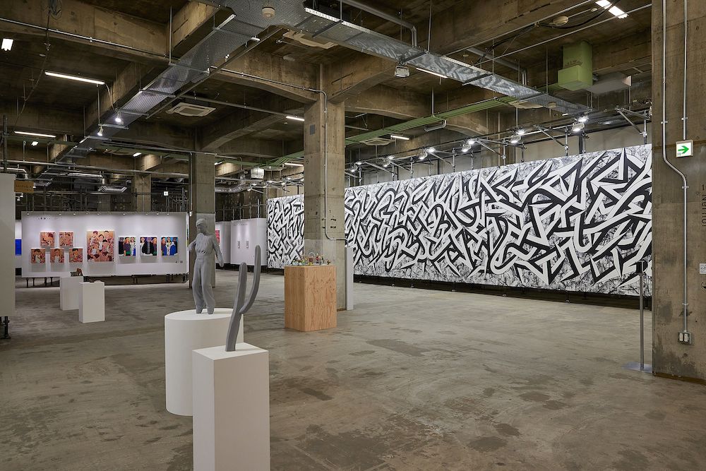 個々の壁面の展示は各作家がそれぞれプランした。出展アーティストは以下28名/組。宇治野宗輝/大久保紗也/大野修/大庭大介/大山エンリコイサム/小畑多丘/加賀美健/金氏徹平/川人綾/川端健太/小林健太/小牟田悠介/佐藤允/菅原玄奨/五月女哲平/高山夏希/舘鼻則孝/中島晴矢/流麻二果/Nerhol/潘逸舟/HITOTZUKI/布施琳太郎/細倉真弓/前田紗希/村山悟郎/谷敷謙/横田大輔