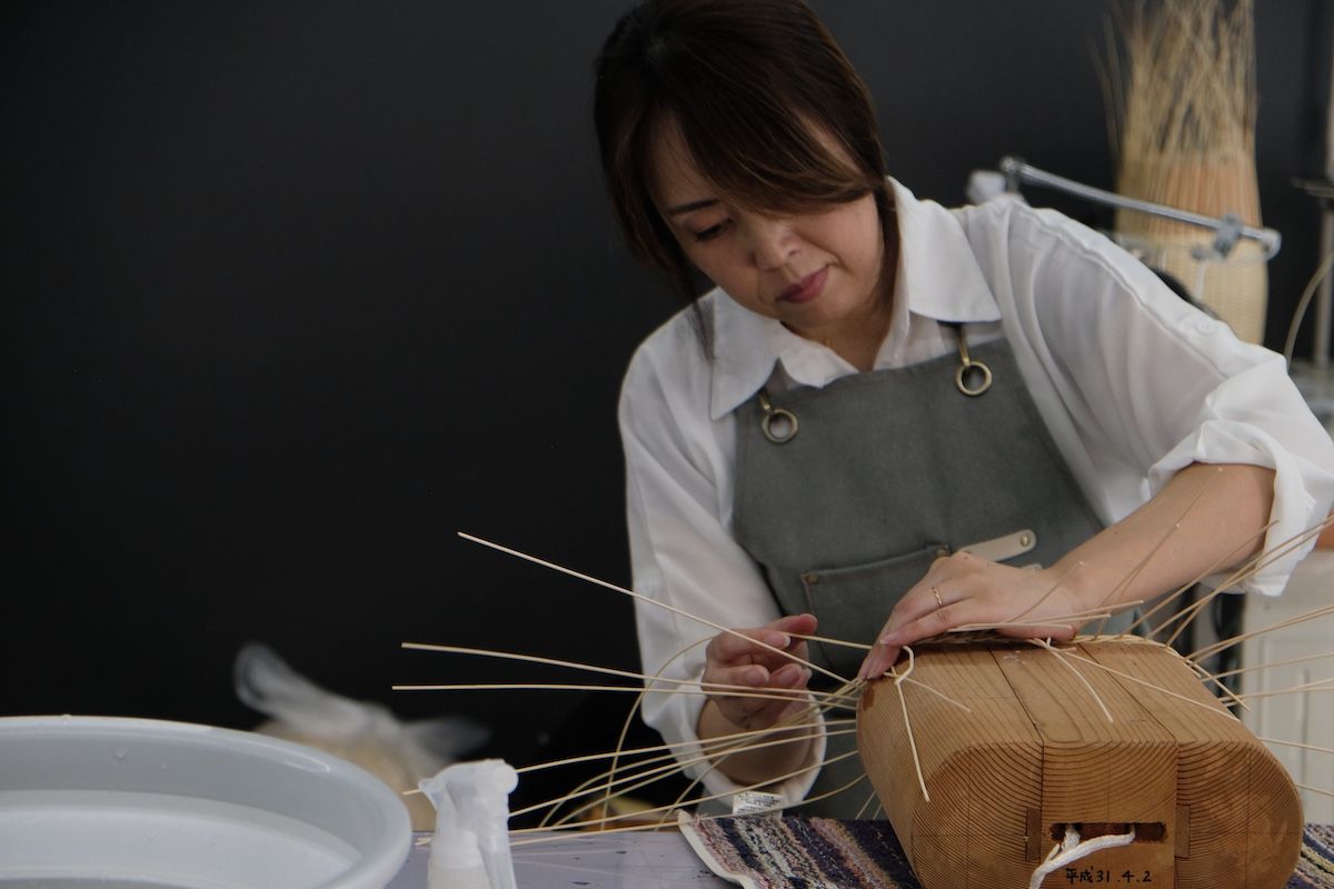 かごを編む豊岡杞柳細工職人　山本香織