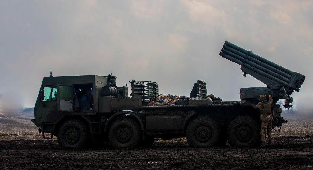 反攻を待つ強力なロケットランチャーを有するウクライナ軍第61旅団