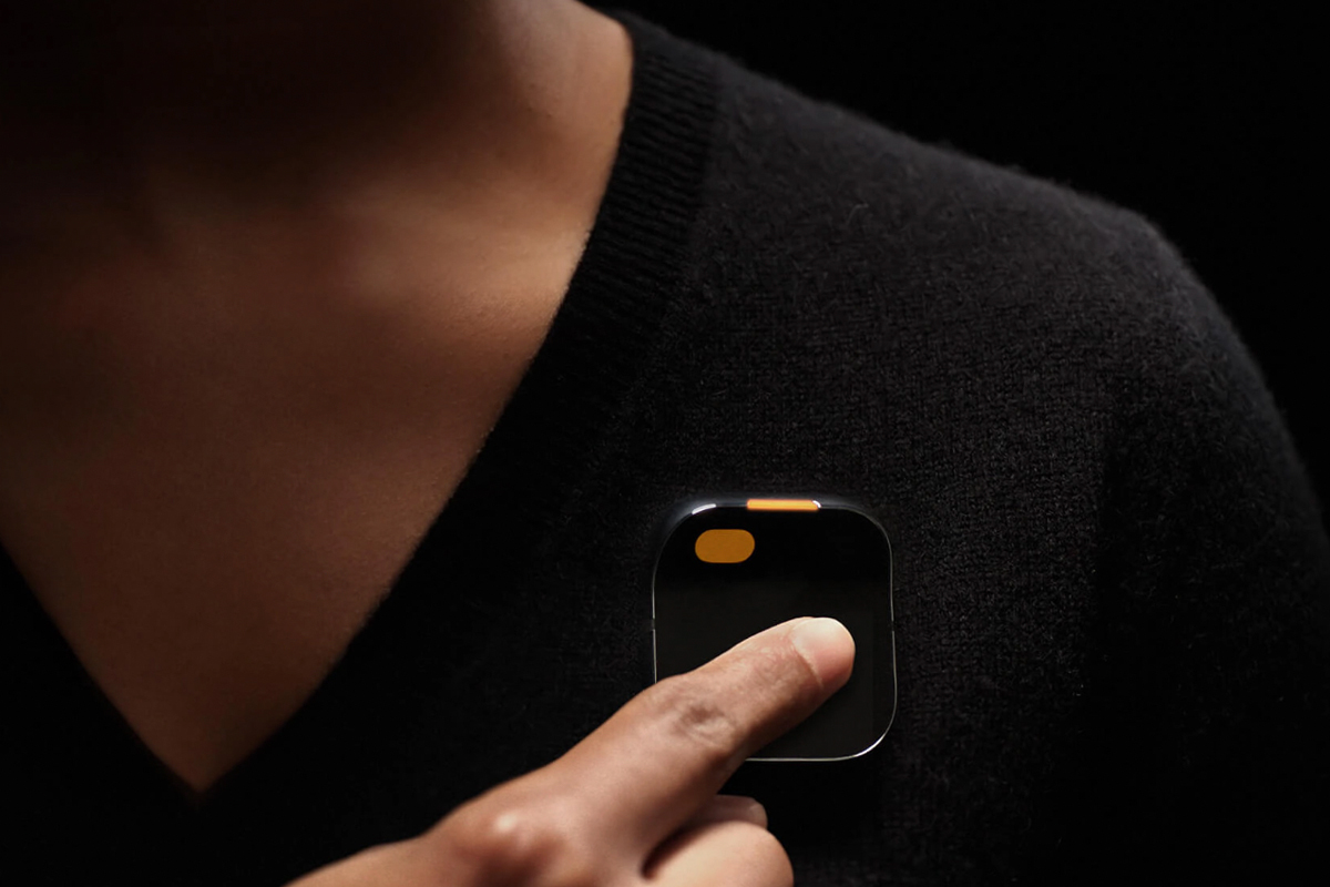 画面がない装着可能な小型AIデバイス「AI Pin」をHumane発表 | Forbes