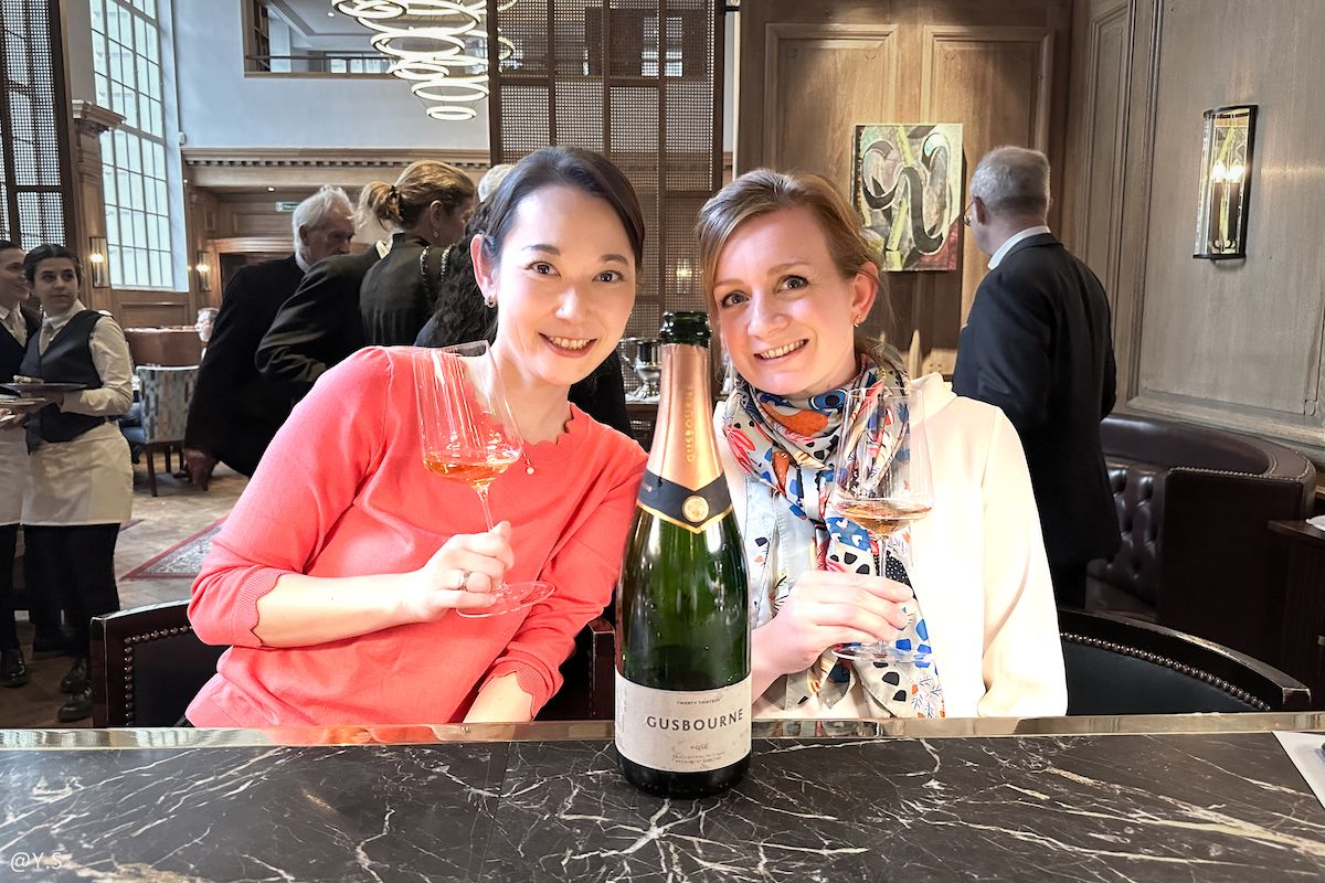 Laura Rhysさん(右)と筆者(左)@ロンドンの会員制ワインクラブ67 Pall Mall