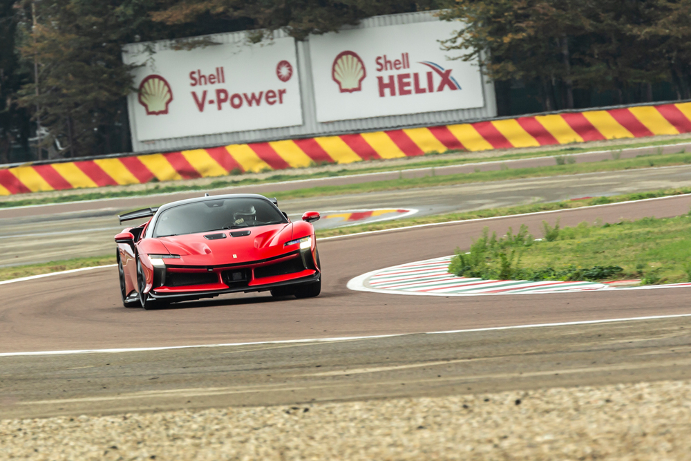 フェラーリ史上最高のパフォーマンスを持つロードカーをフィオラノで