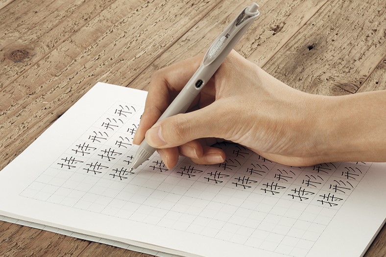 大人のペン習字、オリジナル罫線が特長の練習帳：気になるプロダクト