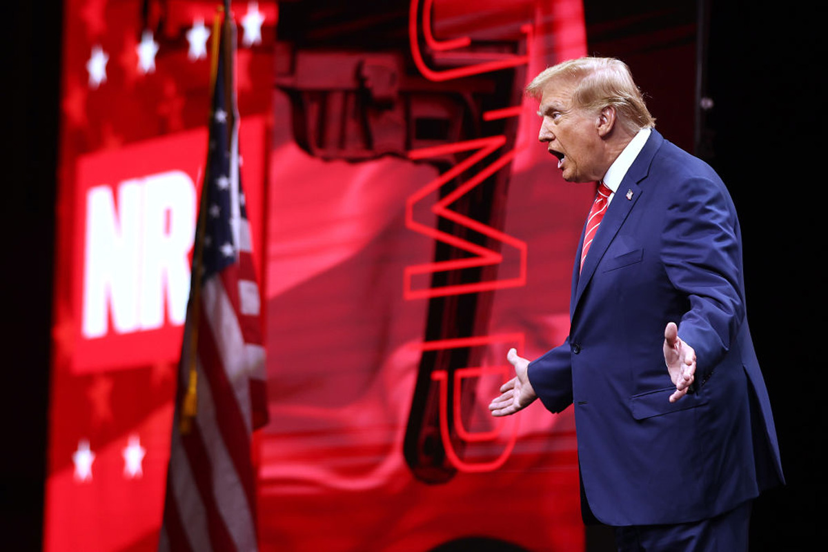超激レア NRA 全米ライフル協会 正規会員証 タイピン ハンター トランプ トランプがバイデン政権による「銃規制の撤廃」を公約、NRAの