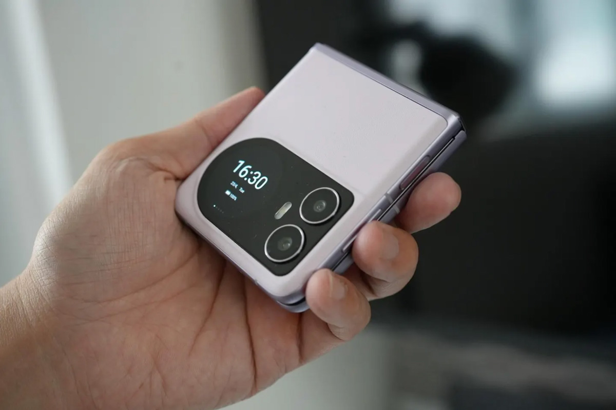折りたたみ式スマートフォン デュアルカメラ グレー 中国OEMメーカー製、激安6万円の折りたたみスマホの実力