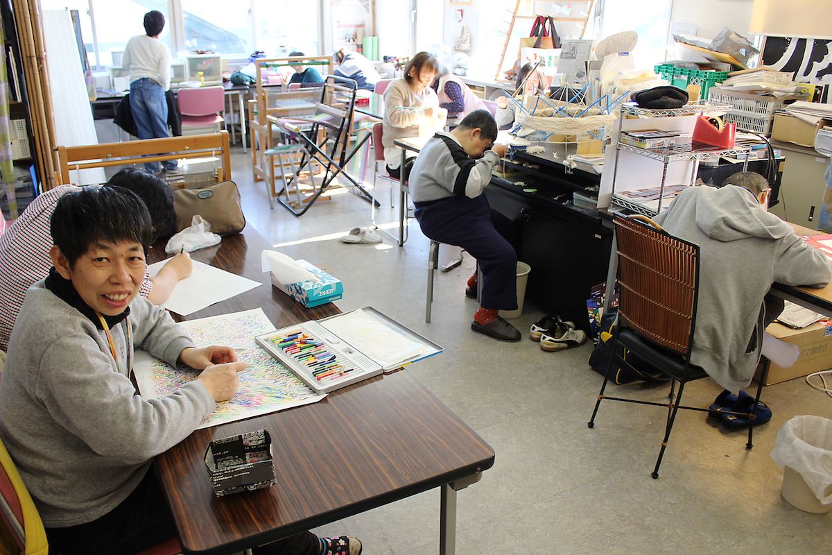 るんびにい美術館◎岩手県花巻市にある、障害のある人たちによる作品を中心に展示している美術館。2階はアトリエになっており、作家たちが創作活動を行っている。