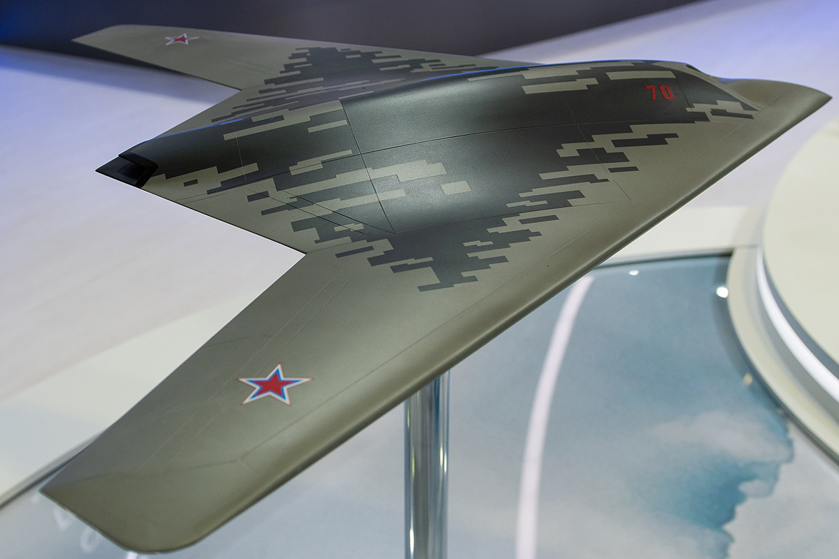 ロシア軍の墜落したステルス無人攻撃機、滑空爆弾を搭載か | Forbes