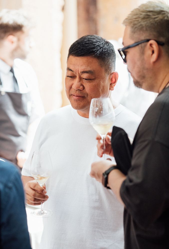 会場には世界各国から多くのシェフやソムリエなど美食のエキスパートが参集。日本からは成澤由浩(左)、高田裕介(右)、ルカ・ファンティンの3人のシェフが参加した。