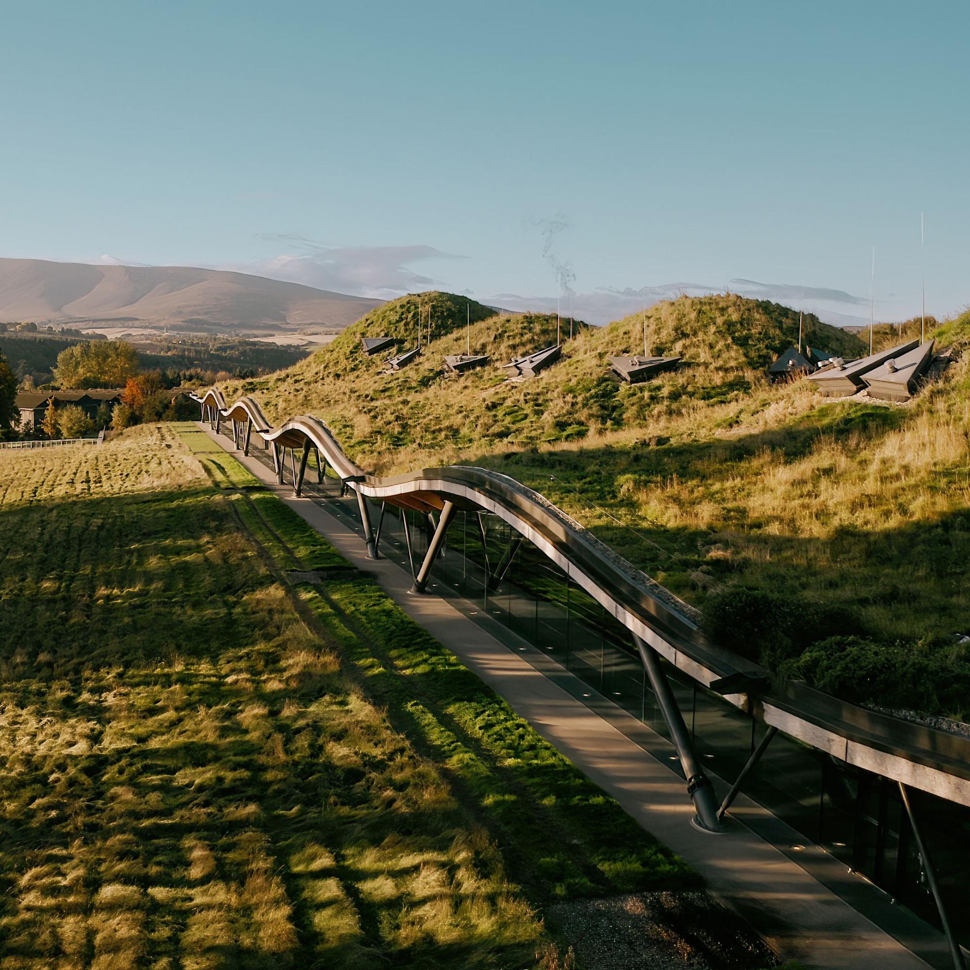 ザ・マッカラン×ベントレー、1000万円超え限定ボトルがソウルで