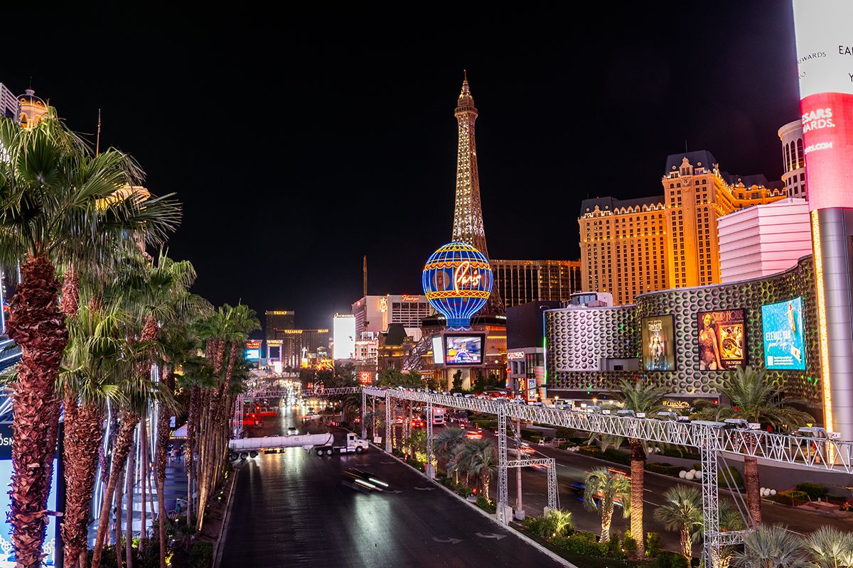 夜の米国・ラスベガス(Paparacy / Shutterstock.com)