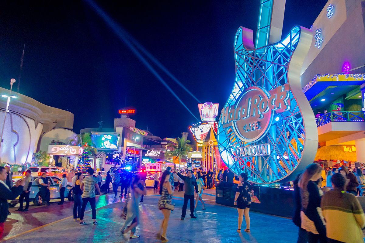 メキシコ・カンクンの夜（Fotos593 / Shutterstock.com）