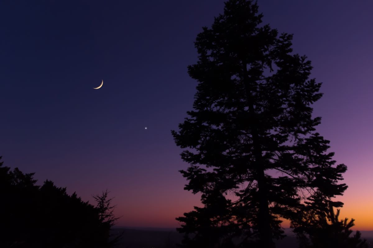 宵の明星と細い月が出会い、「火球」に期待がふくらむ今週の夜空