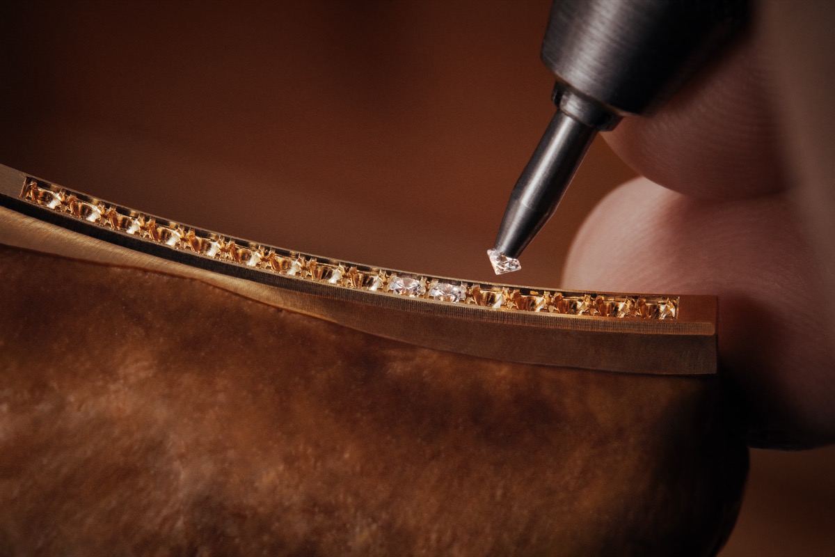 ルイ・ヴィトン、伝統的なトランクと熱気球をテーマにした装飾時計を