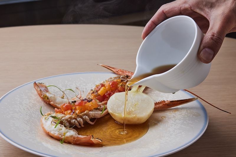 魚介の旨みが凝縮したコンソメをソース代わりにかけていただく「ラングスティーヌのエチュヴェ」。