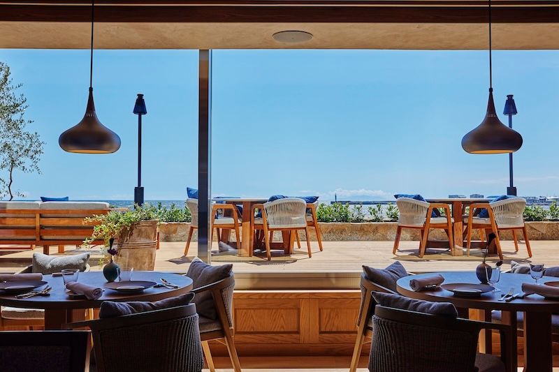 腰越海岸に向けて大きく窓を開け、開放的な「Le Restaurant」。