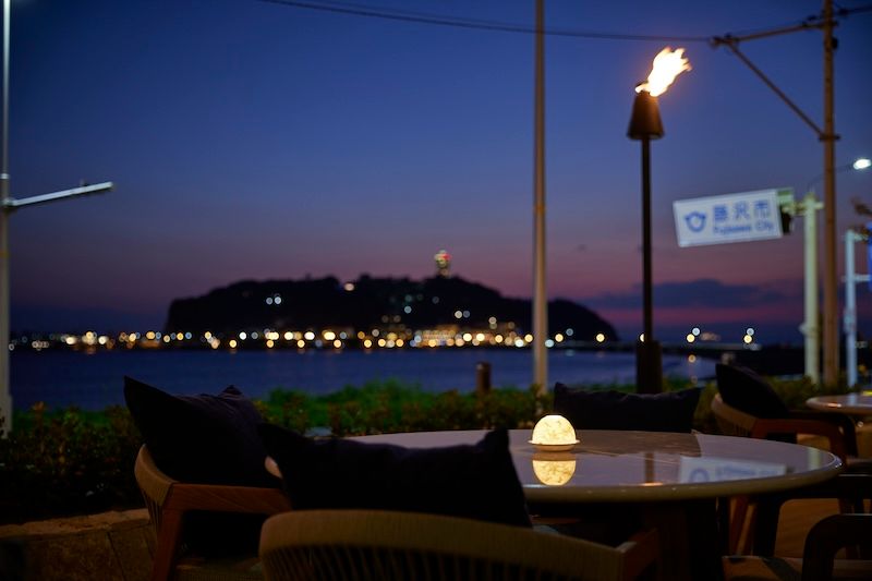 江の島の夜景を望むテラス。薄紫から深い青へと色を変えていく空も美しい。