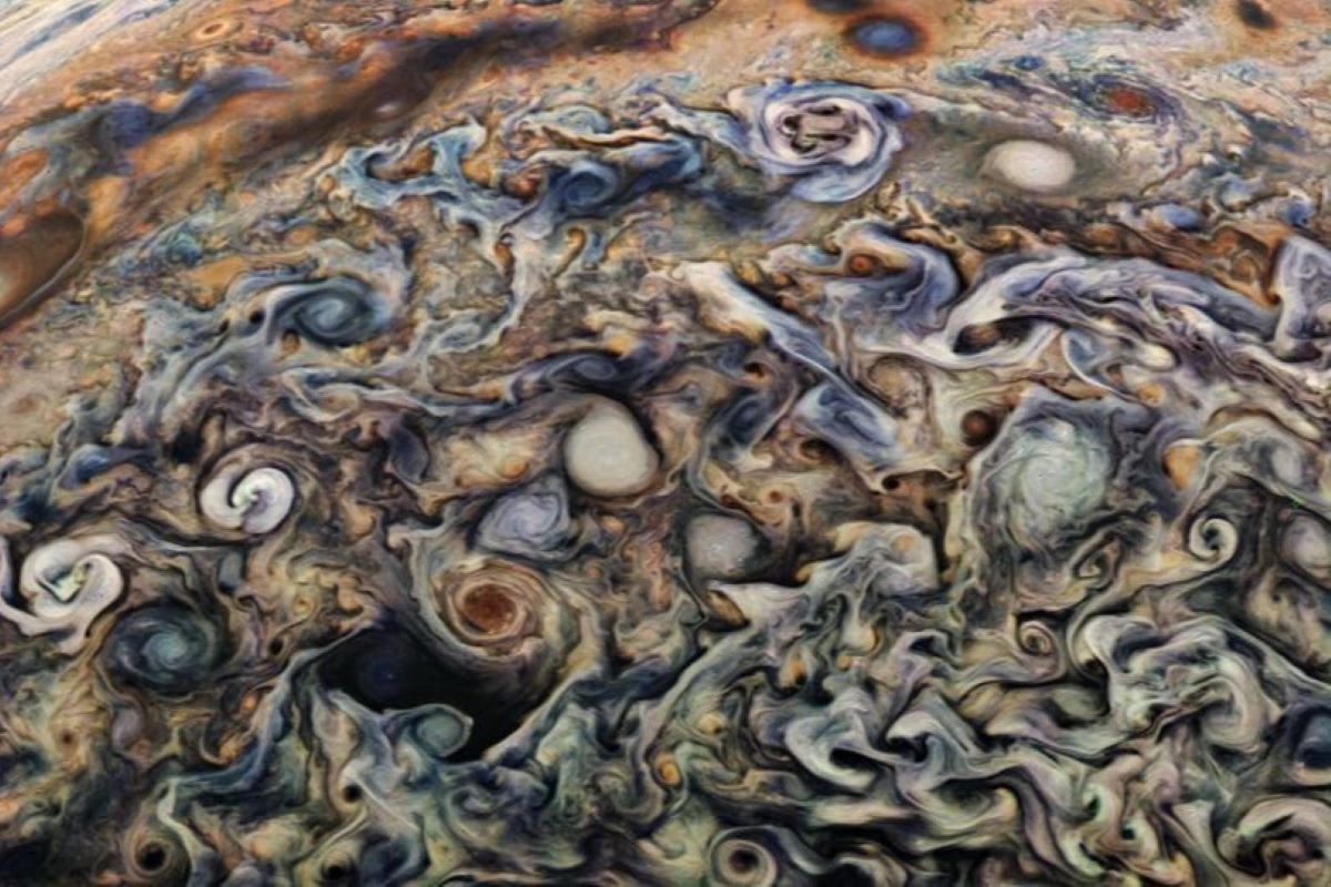 壮観な「木星」の美しさ NASA探査機ジュノーがとらえた最新画像