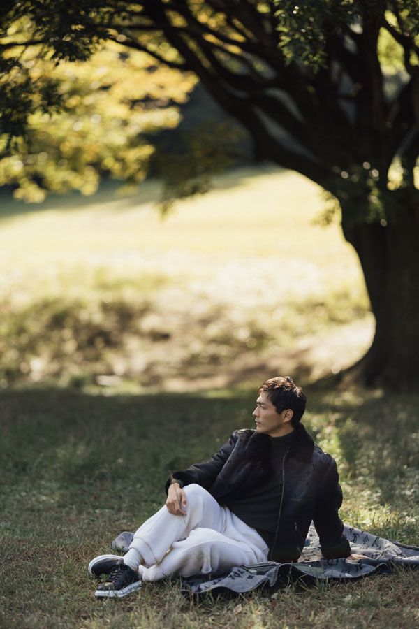 ブルゾン1369500円、パンツ298100円、バッグ335500円、セーター、スニーカー、ブランケットすべて参考商品〈 すべてルイ・ヴィトン／ルイ・ヴィトン クライアントサービスTel:0120-00-1854〉 ※ソックスはスタイリスト私物。