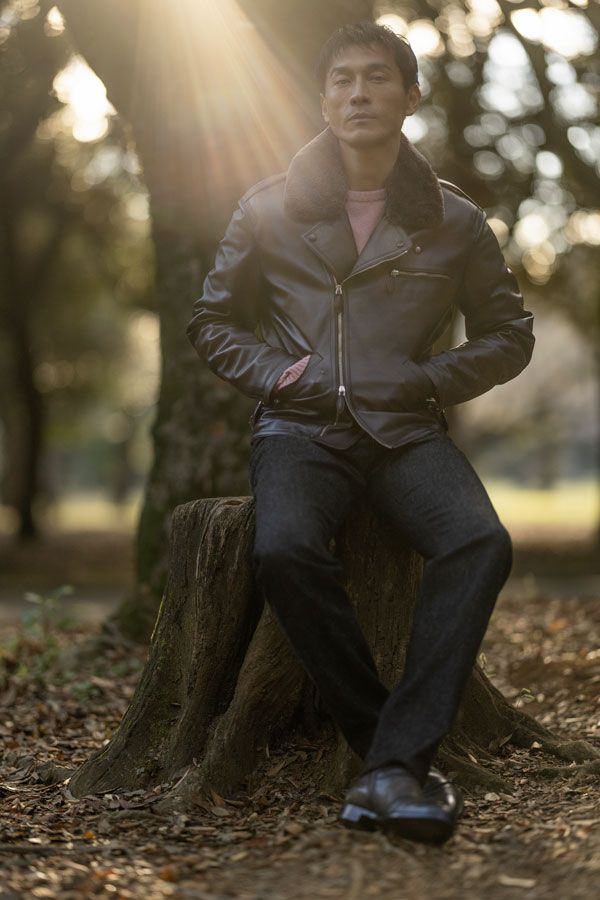 ブルゾン3641000円、セーター232100円、ジーンズ159500円、ブーツ477400円〈すべてベルルッティ／ベルルッティ・インフォメーション・デスクTel:0120-961-859〉