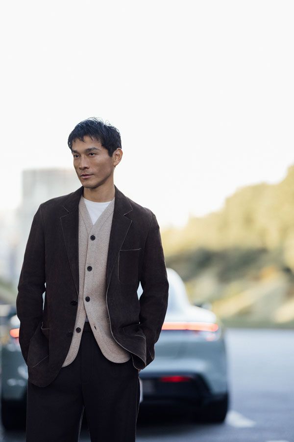 ジャケット1210000円、カーディガン550000円、Tシャツ51700円、パンツ242000円〈すべてジョルジオ アルマーニ／ジョルジオ アルマーニ ジャパンTel:03-6274-7070〉