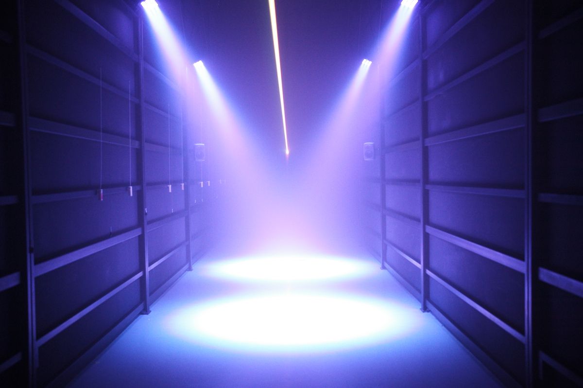 商店街に佇むKAMU Black Blackでは、映像/音響アーティスト黒川良一の作品「Lithi」を展示。「海外で高く評価されながら、日本ではあまり知られていない」逸材を紹介する。