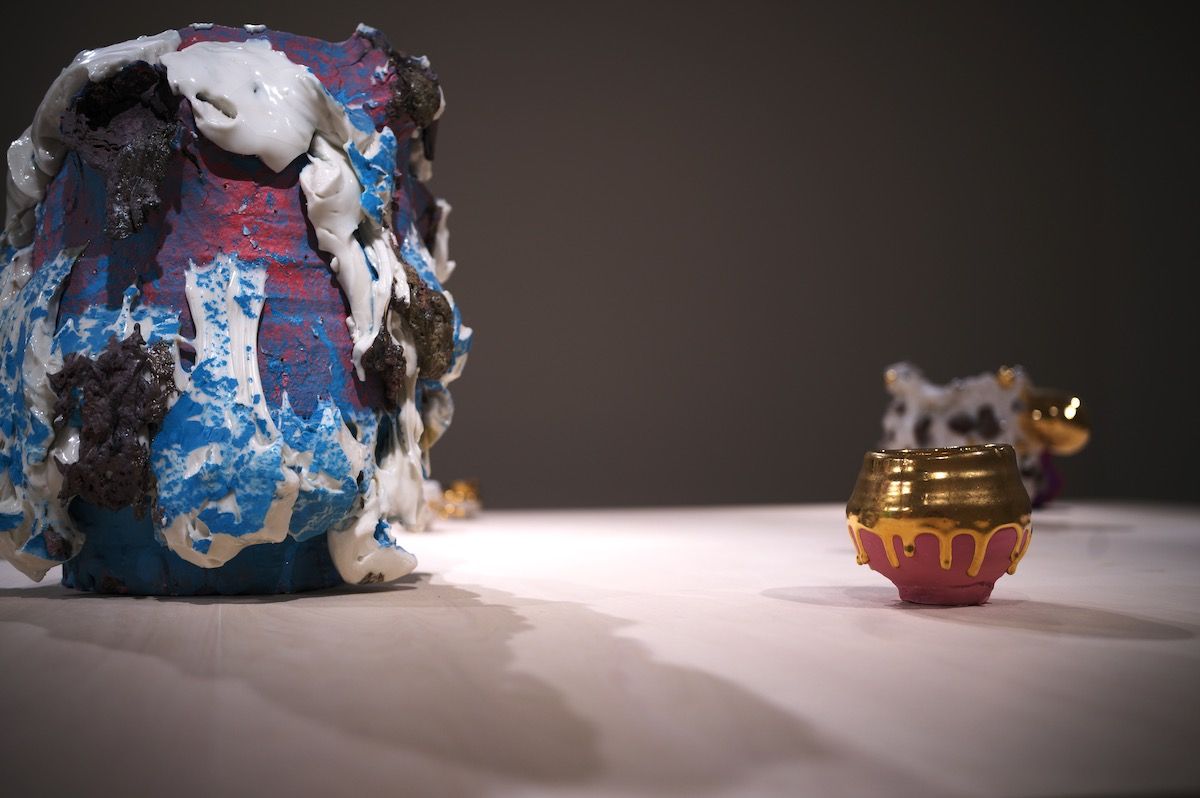 陶芸作家・桑田卓郎の作品の常設展示では、全21点、2009年から20年までの変遷を見ることができる。「既成概念にとらわれず、新たな技法を試して切り開いている」と林田。