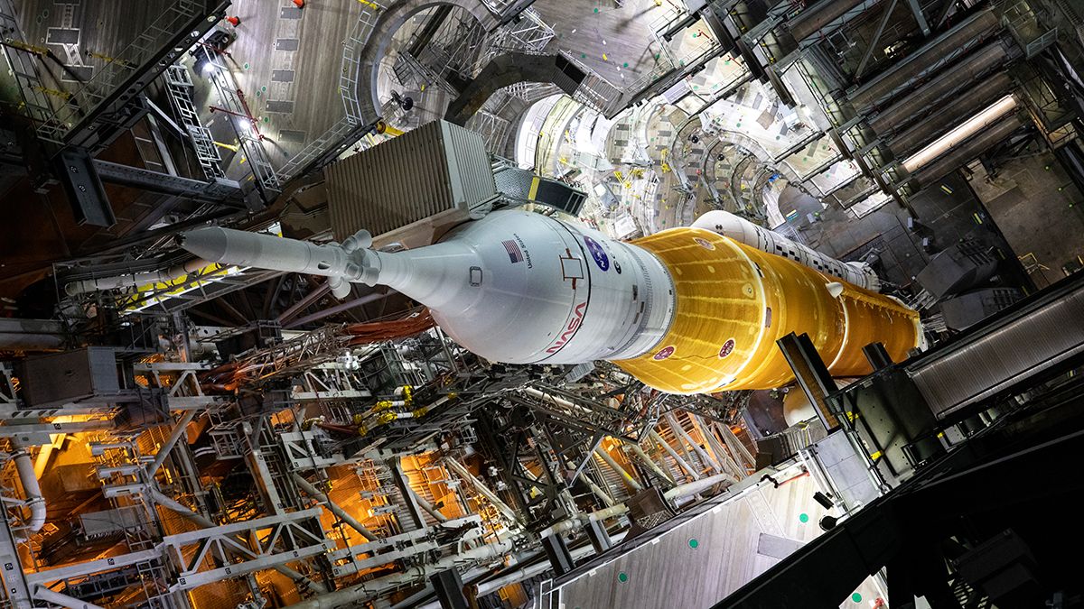 ケネディ宇宙センターの機体組立棟（VAB）で統合作業中のSLSブロック1。その最頂部には宇宙船オリオンを搭載。第1段ブースターが搭載する4基のエンジンRS-25は、スペースシャトルに搭載されていたものを流用している(C)NASA/Glenn Benson
