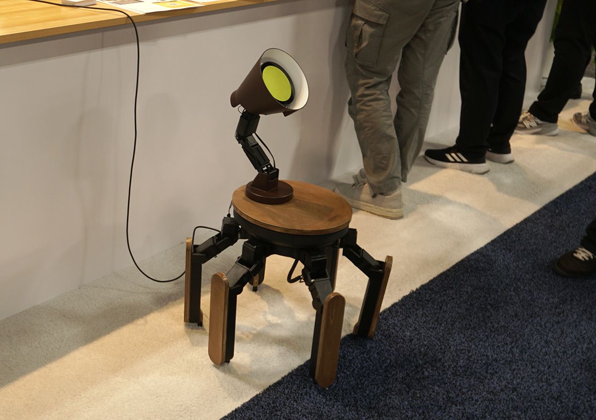 Jizaiが開発を進めるAIロボット「Mi-Mo」。ChatGPTを載せて、人との会話もできるコミュニケーション型AIロボットとしての用途を試作してみせていた