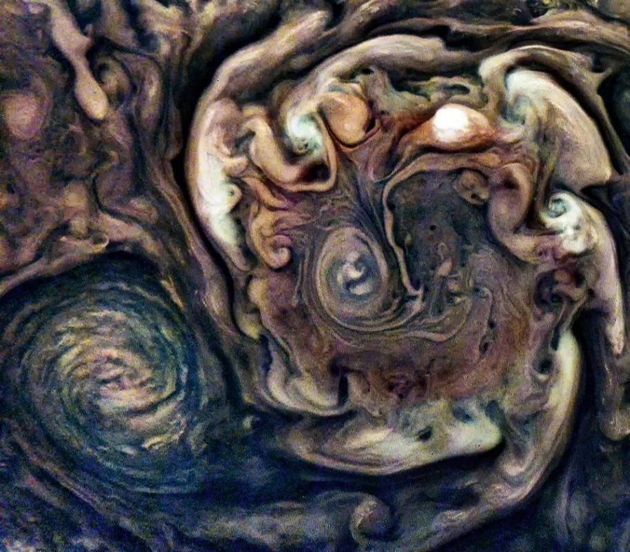 NASA探査機ジュノーが2024年12月28日に実施した68回目のフライバイ（近接通過）時に撮影した木星のクローズアップ画像。画像処理は市民科学者のGerald EichstädtとThomas Thomopoulosが担当（NASA / JPL / SwRI / MSSS / Gerald Eichstädt / Thomas Thomopoulos (c) cc by）