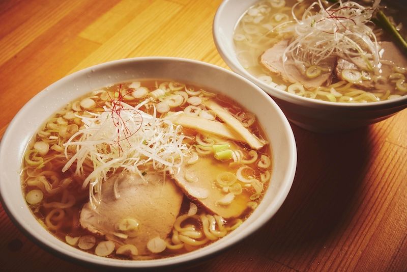 会津の郷土料理である「わっぱめし」を採り入れた朝食。朝はサッと食べてゲレンデに行きたいスキーヤー・スノーボーダーたちからも大好評。また、人気の喜多方ラーメン店で“朝ラー”を楽しむ宿泊者限定のアクティビティも。