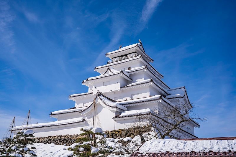 鶴が城の愛称で親しまれる会津若松城。江戸時代に会津若松と日光今市を結ぶ重要な街道道の宿場町として栄えた大内宿へのバスツアーも「星野リゾート 磐梯山温泉ホテル」より運行している。