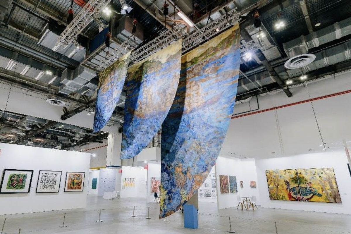 Installation View at ART SG 2025: Khairulddin Wahab, The Lands Below the Winds, 2024, acrylic and charcoal on canvas, 500 x 500 x 160 cm. Presented by Cuturi Gallery. Image courtesy of ART SG 2025.