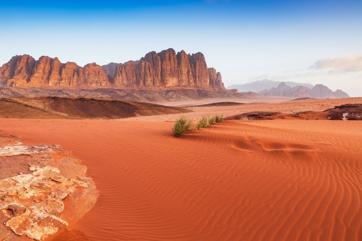 赤い砂漠が広がるヨルダンのワディ・ラム（Shutterstock.com）