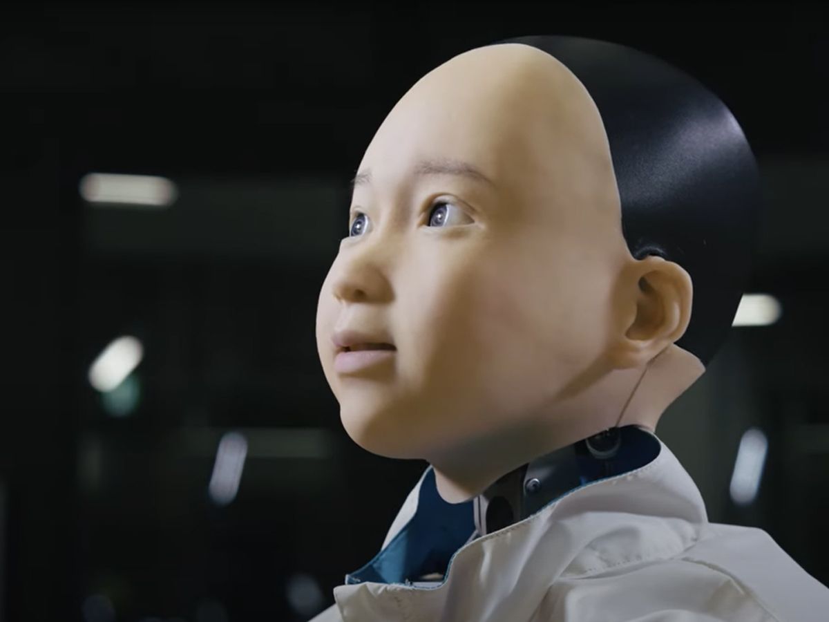 ムーンショット型研究開発事業で開発中の人間型移動ロボット存在感CA（サイバネティック・アバター）「Yui」。操作者の表情や身体動作を反映して動作し、コミュニケーションができる。