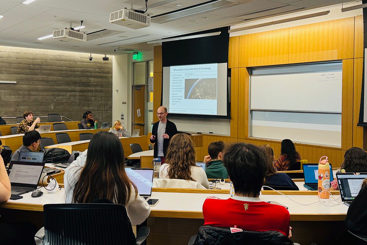 Jon Metzler氏が教鞭を取る「事業機会の探索：シリコンバレーのテクノロジーと起業」は24年以上も続く人気講座だ　　Courtesy of the Author