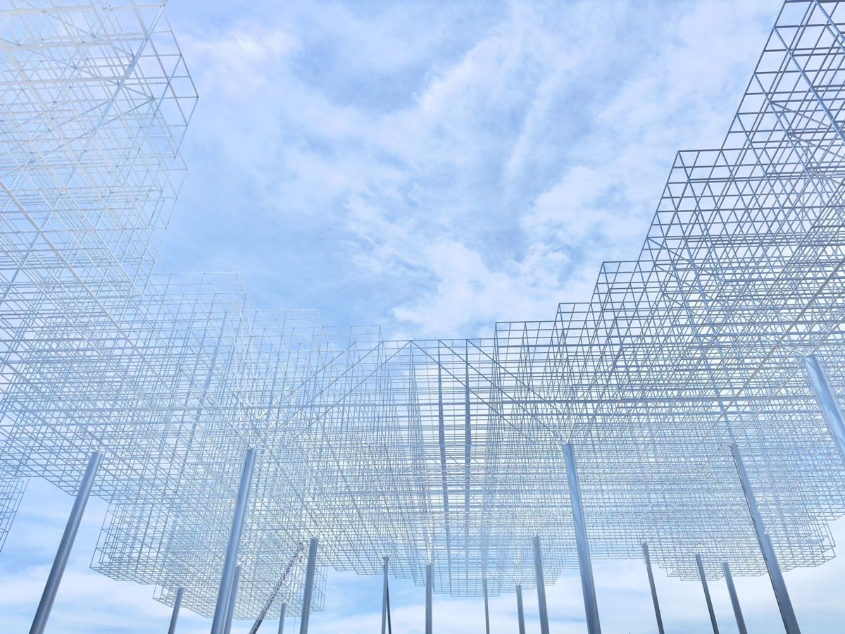 屋根も壁もない宮田のパビリオンでは、来場者がグループを組み、その日その時間に集った一期一会のつながりを起点に、大きく3つからなる共鳴体験を巡りながら、共に未来に向かう。