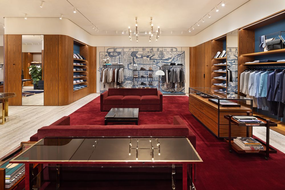 ゆったりとしたエレガントな店内には、レディ・トゥ・ウェアからレザーグッズ、 シューズなど幅広い品揃えを用意。日本国内では当店限定のウィメンズコレクショ ンや、常駐するインハウステーラーが承るビスポークサービスも展開する。 ●ブリオーニ銀座　住所／東京都中央区銀座1-8-19　営業時間／11:00-20:00 ブリオーニ クライアントサービス 70120-200-185