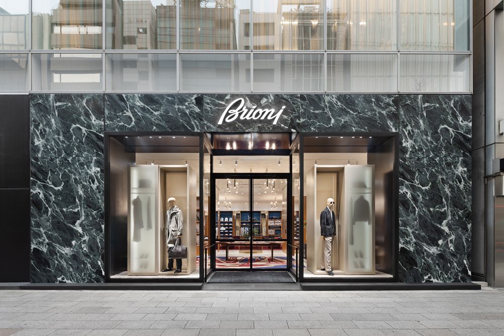 2025年2月7日（金）、銀座・中央通りに移転リニューアルオープンした「ブリ オーニ銀座」。ブランドを象徴するイタリアンデザインと日本の都市から着想を得 たカラーパレットが美しく溶け合う、両国の美が調和した日本の旗艦店である。
