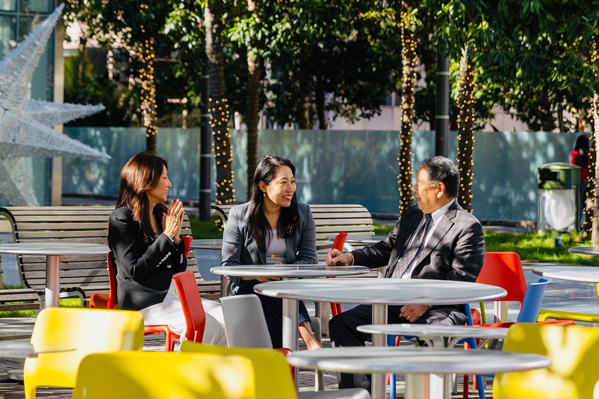 サンフランシスコにて、テラニシ氏（左）、オノダ氏（右）と筆者（中央）　Courtesy of the author