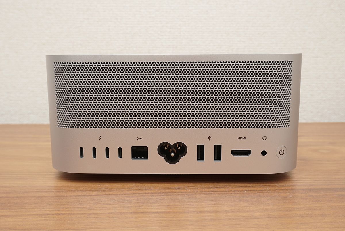 Macのデスクトップマシンとして初めて最大最大120Gbpsのデータ転送速度を誇る高速Thunderbolt 5ポートを搭載