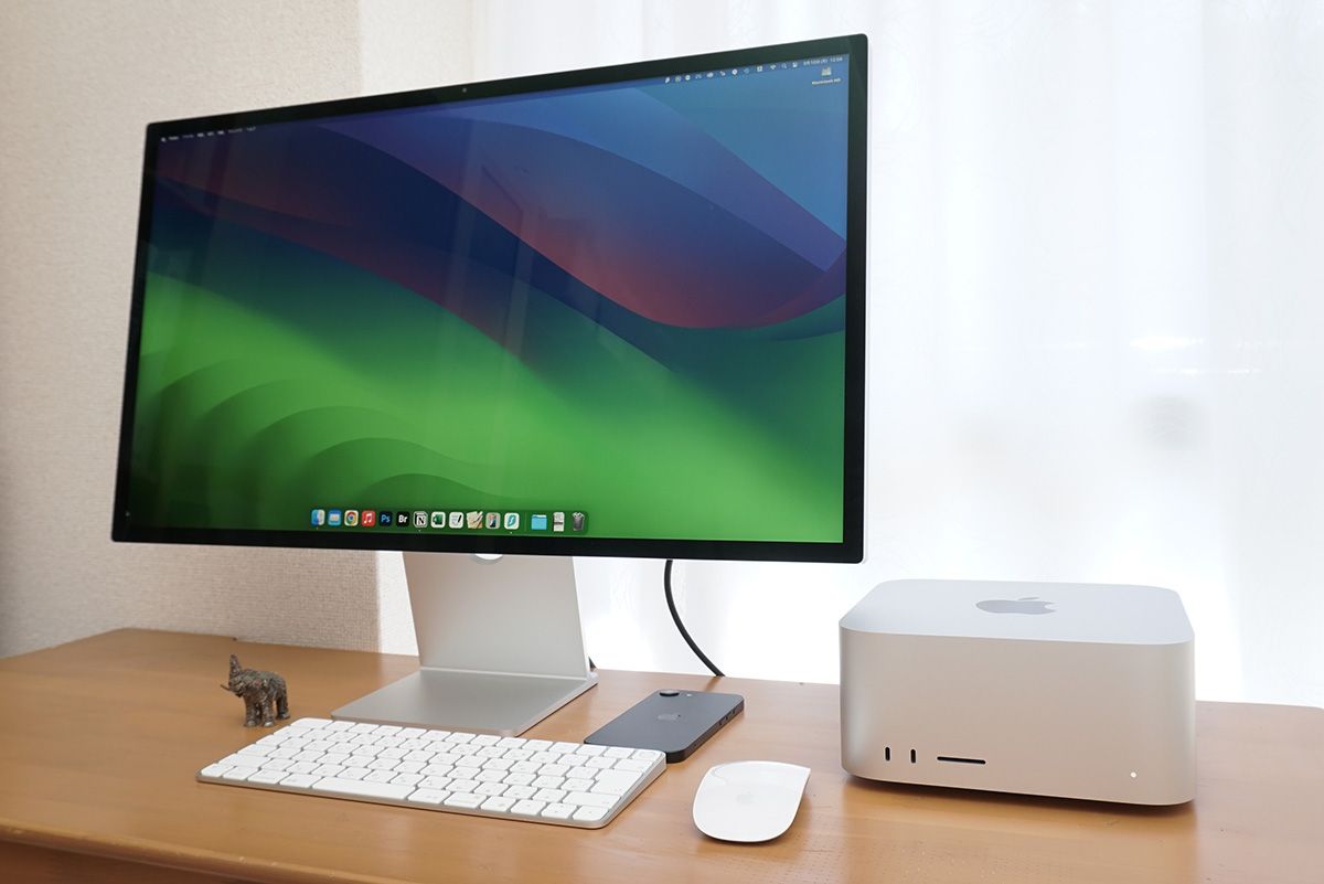 M4 Mac搭載Mac Studio（写真右側）と5K Studio Display