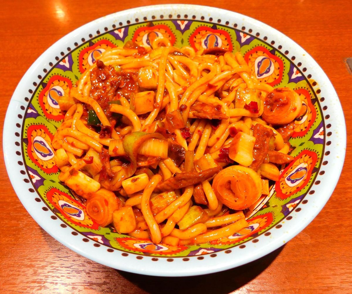 新疆米粉は中年以降のウイグル人には辛すぎるそうだ。最近の中国では、雲南やチベット、新疆などの少数民族の暮らすエリアの地方料理を漢族の口に合わせてアレンジする料理が増えている