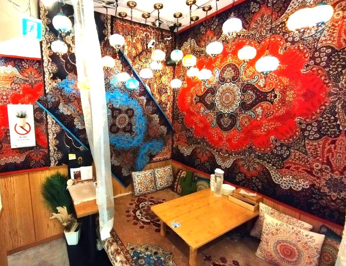 それほど広くない店内に、艶やかなウイグル文化の意匠をこれでもかと集めた座敷のスペースがある