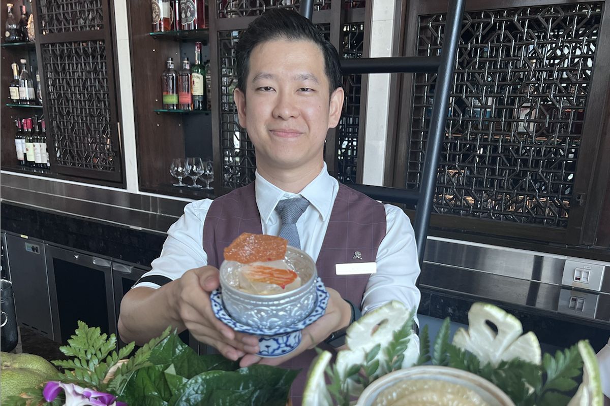 スラサック・スリトン氏とカクテル「ヤムソムオー」