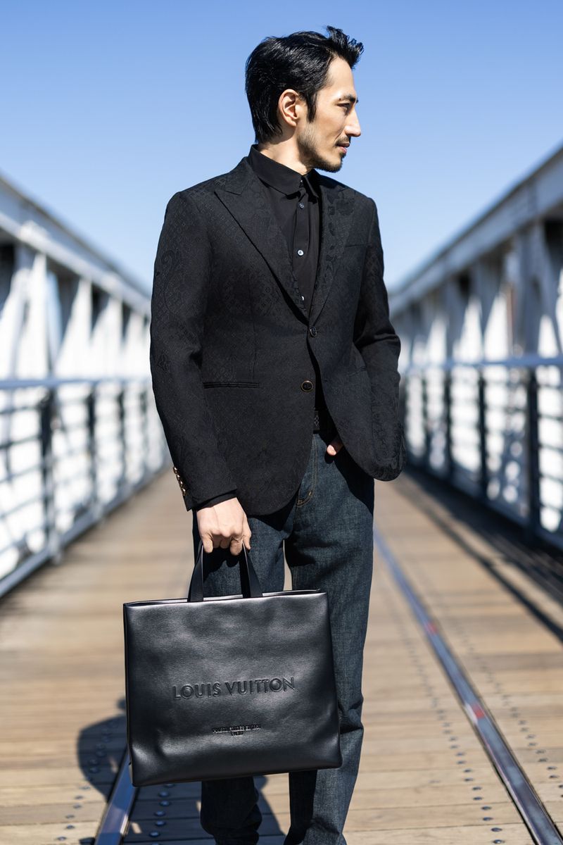 ジャケット638000円、シャツ100100円、ジーンズ105600円、ベルト103400円、バッグ654500円〈すべてルイ・ヴィトン／ルイ・ヴィトン クライアントサービスTel:0120-00-1854〉