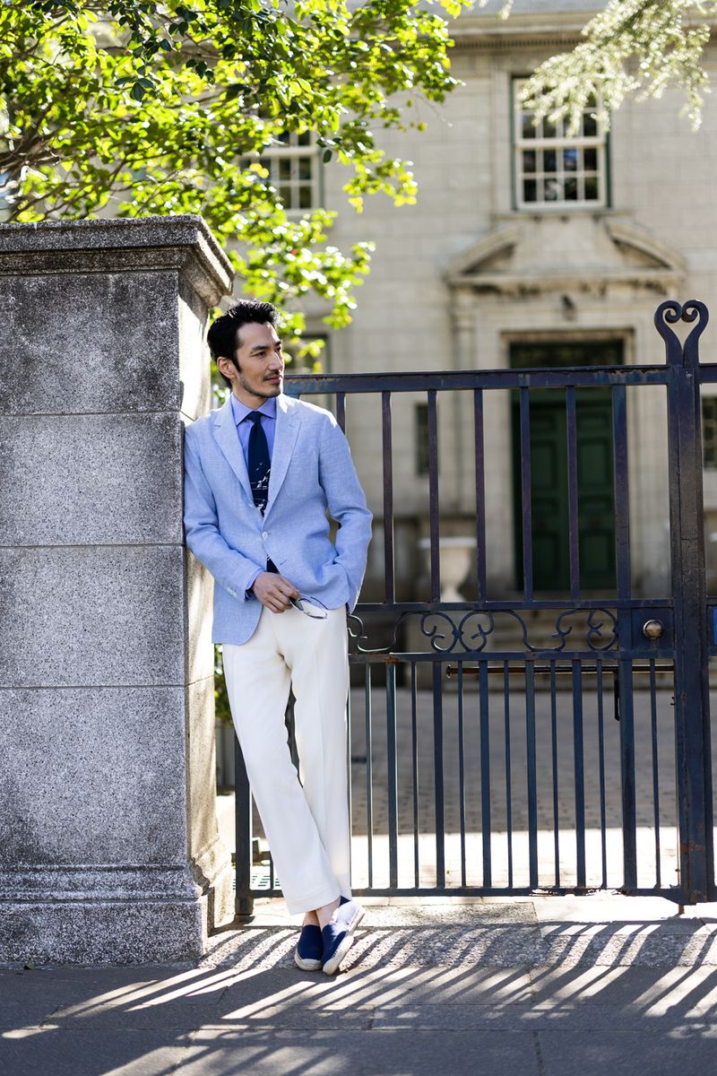 ジャケット366300円、タイ44000円、パンツ232100円、シャツ、靴、サングラスは参考商品〈すべてラルフ ローレン パープル レーベル／ラルフ ローレンTel:0120-3274-20〉